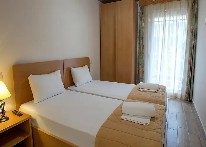 Nepheli And * Paralía